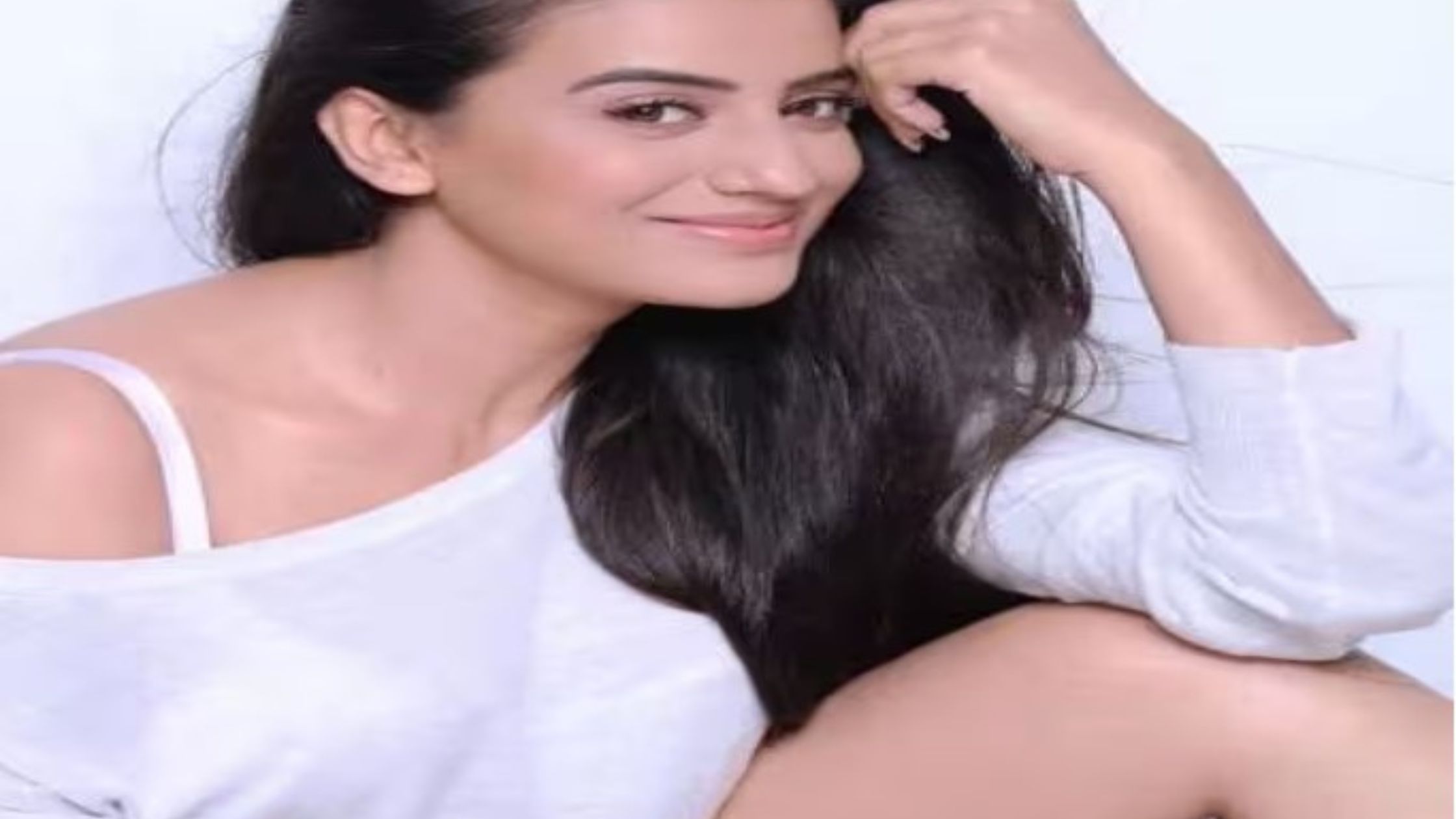 Akshra Singh Viral Video: Akshara Singh's new video created a sensation on the internet, midnight was seen with it