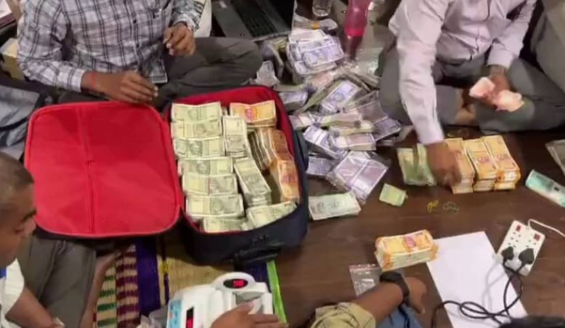 Raid: Government officer's house raided, lots of money and gold found! Assets worth Rs 100 crore revealed