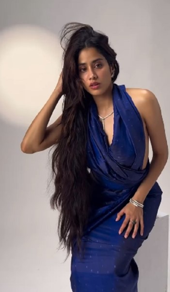 (Photo: Social Media) Jhanvi Kapoor Video: Jhanvi Kapoor is wreaking havoc in saree without blouse, fans are in awe