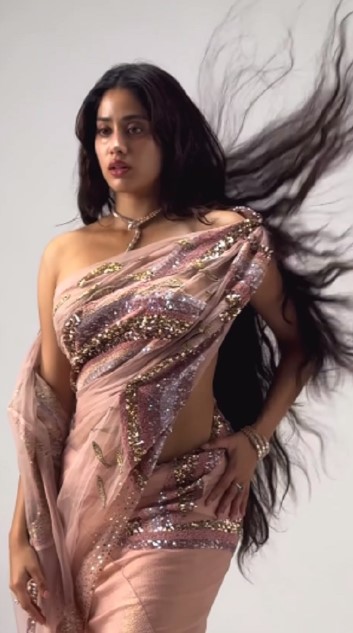 (Photo: Social Media) Jhanvi Kapoor Video: Jhanvi Kapoor is wreaking havoc in saree without blouse, fans are in awe