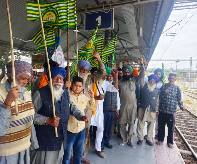 Kisan Andolan: Rail Roko movement of farmers, wheels of train stopped, see pictures