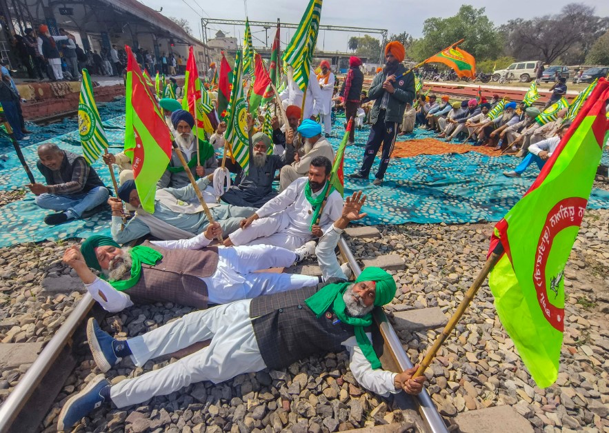 Kisan Andolan: Rail Roko movement of farmers, wheels of train stopped, see pictures