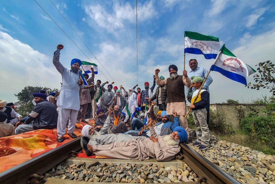 Kisan Andolan: Rail Roko movement of farmers, wheels of train stopped, see pictures