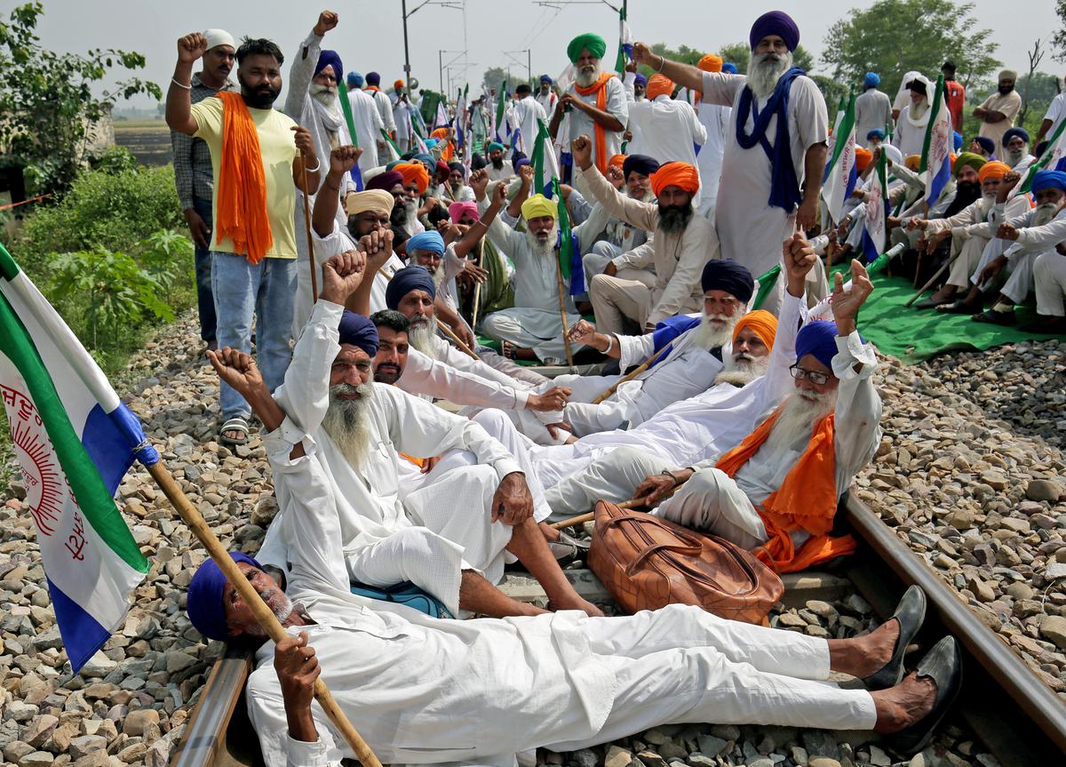 Kisan Andolan: 'Rail Roko Andolan' started, farmers sitting on the tracks