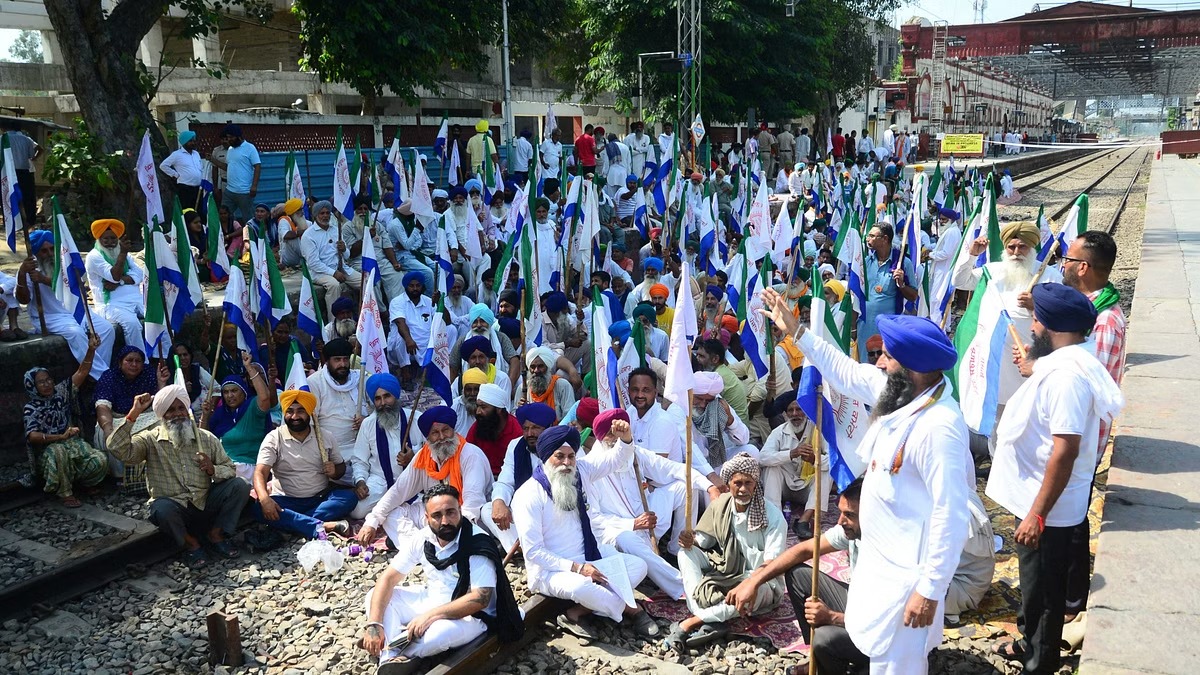 Kisan Andolan: 'Rail Roko Andolan' started, farmers sitting on the tracks
